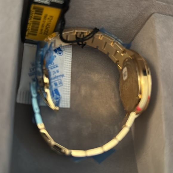 Fendi Gold Momento Ladies Watch
Model F211434000 NEW - Picture 7 of 9